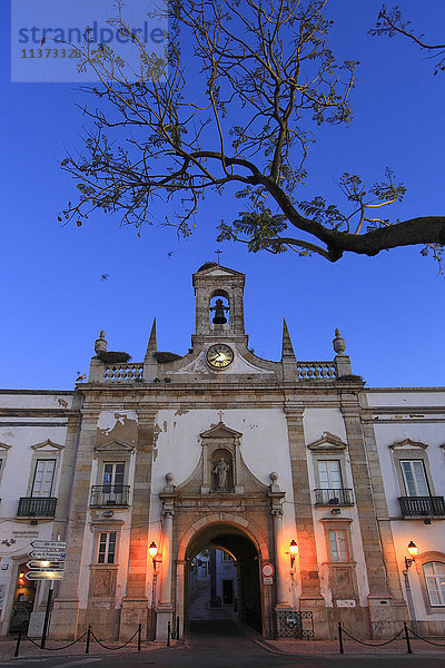 Portugal  Algarve. Faro. Arco da Vila. Eingangstür zur Altstadt.