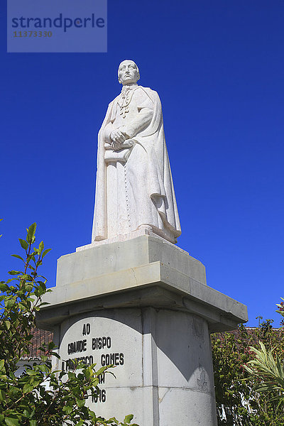 Portugal  Algarve. Faro. Dom Francisco Gomes Statue  vor dem Bischofspalast.