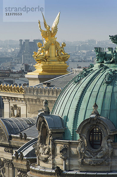 Frankreich. Paris  9. Bezirk. Pariser Oper (Garnier-Oper). Vergoldete Skulptur  die die Fassade schmückt: '' die Poesie''  Werk von Watrinelle'.