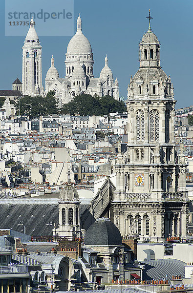 Frankreich. Paris  9. Bezirk. Glockenturm der Kirche Sainte Trinité und der Basilika Sacre-Cœur