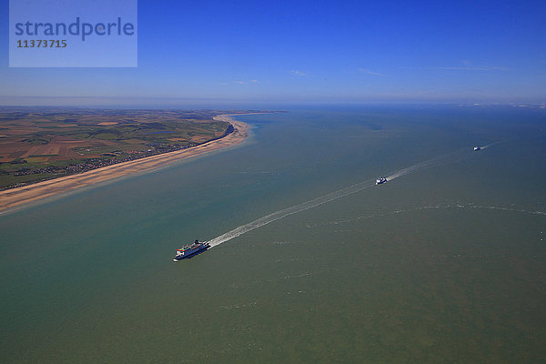 Frankreich  Nordfrankreich  Pas de Calais. Drei Fähren im Kanal zwischen Calais und Dover.