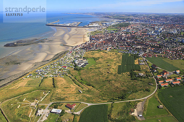 Frankreich  Nordfrankreich  Pas de Calais. Le Portel  Heurt Fort auf der rechten Seite und Boulogne sur Mer im Hintergrund.