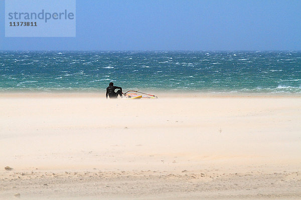 Spanien. Andalusien  Windsurfer am Strand von Conil.