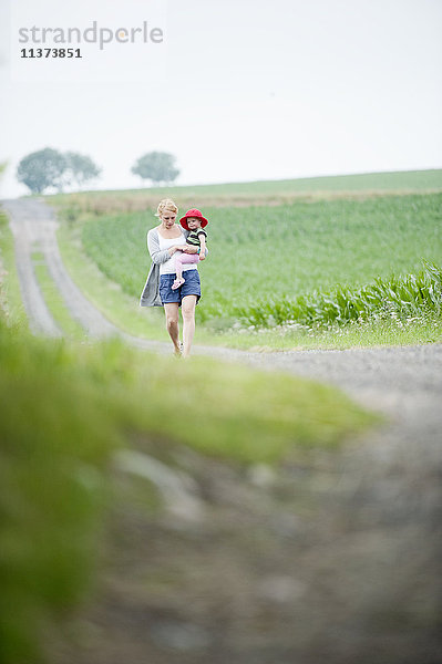 Frau mit Tochter auf einem Feld