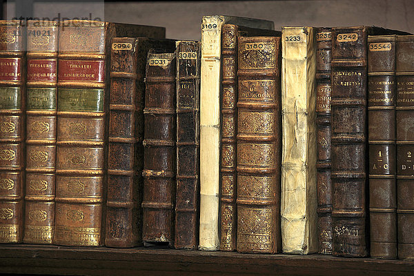 Alte Bücher in einer Bibliothek.