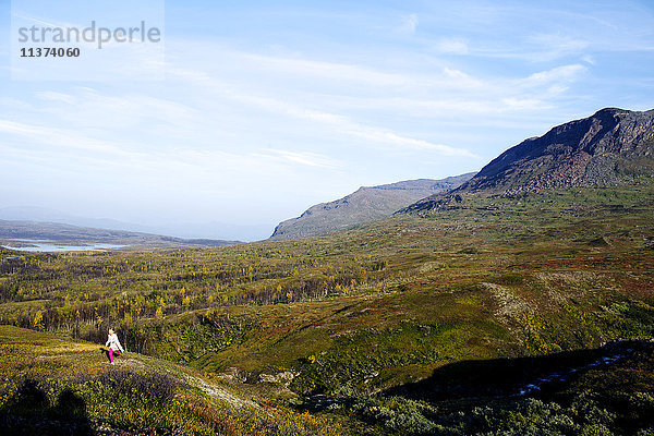 Landschaft mit Bergen im Hintergrund