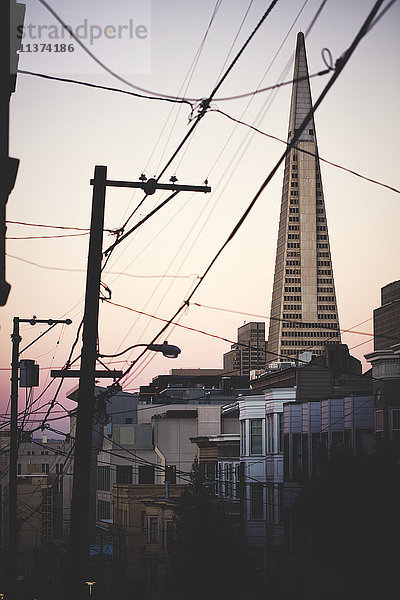 Städtische Gebäude in der Abenddämmerung  San Francisco  USA