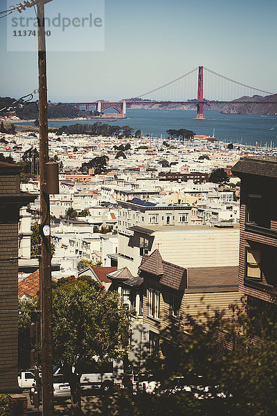 Gebäude mit Golden Gate Bridge im Hintergrund