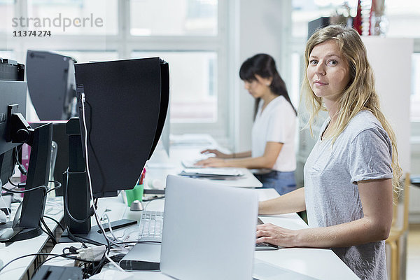 Frauen im Büro am Computer