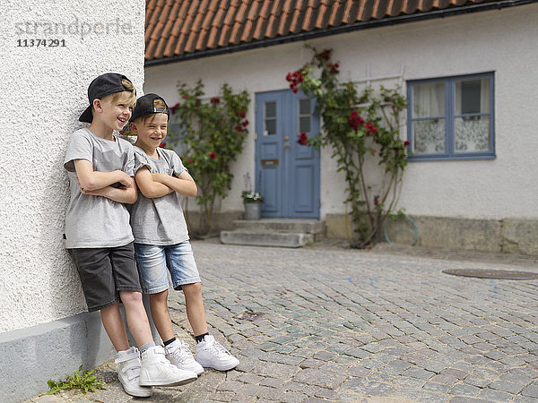 Lächelnde Jungen zusammen