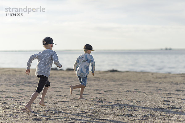 Jungen laufen am Strand