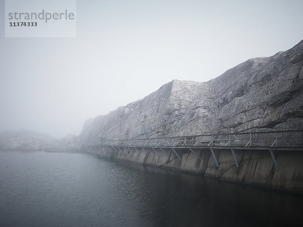 Hölzerner Pfad auf felsiger Klippe