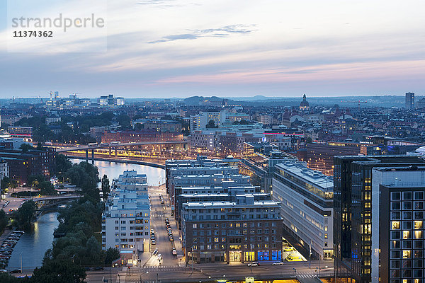 Stadtbild in der Abenddämmerung