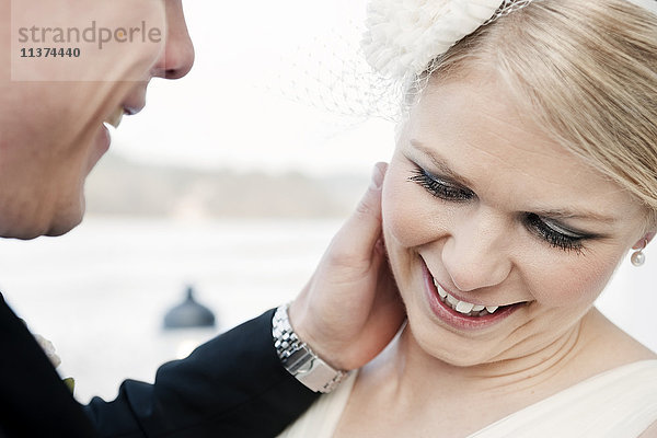 Braut und Bräutigam lachen