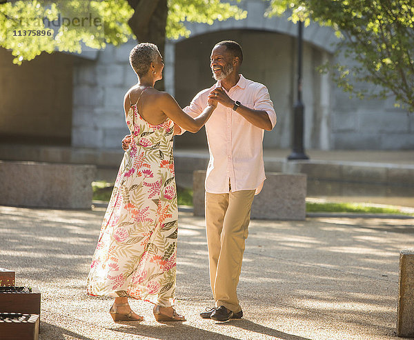 Schwarzes Paar tanzt im Park