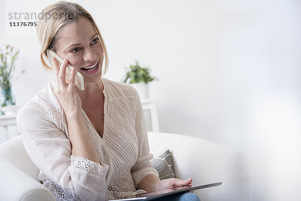 Kaukasische Frau  die mit einem Handy telefoniert