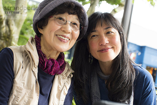 Porträt einer lächelnden älteren japanischen Mutter und ihrer Tochter