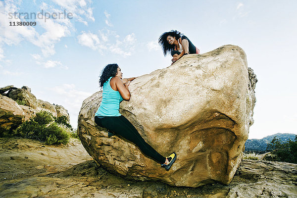 Frauen klettern auf Boulder