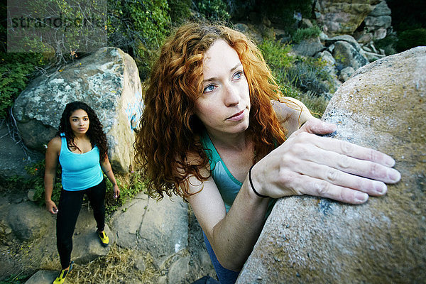 Frau beobachtet Freund beim Klettern