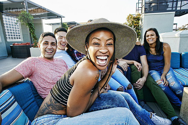 Lachende Freunde auf dem Dachsofa