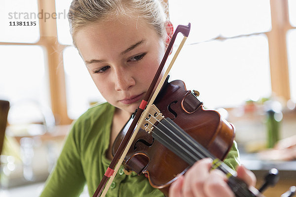 Nahaufnahme eines kaukasischen Mädchens  das Geige spielt