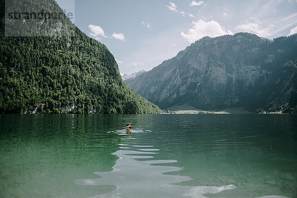 Kaukasischer Mann beim Schwimmen im Bergsee