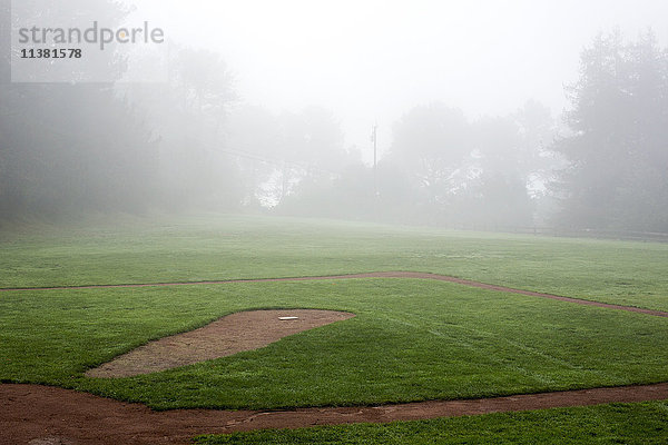 Nebel über dem Baseballfeld