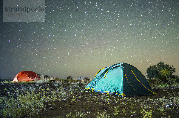 Campingzelte unter dem Sternenhimmel