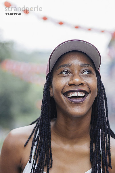 Lächelnde Mixed Race Frau schaut weg