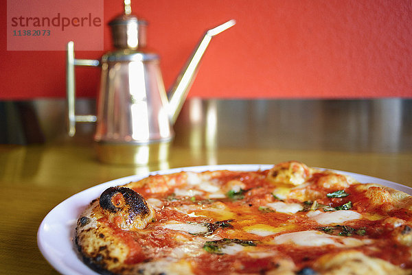 Pizza auf einem Teller in einer Pizzeria