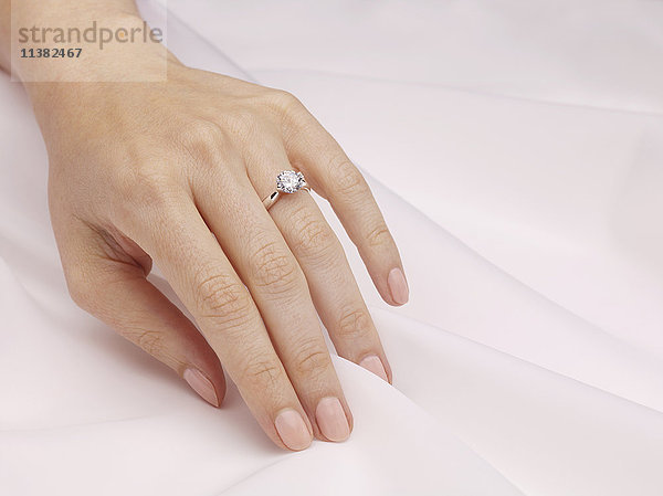 Hand einer Frau mit Verlobungsring