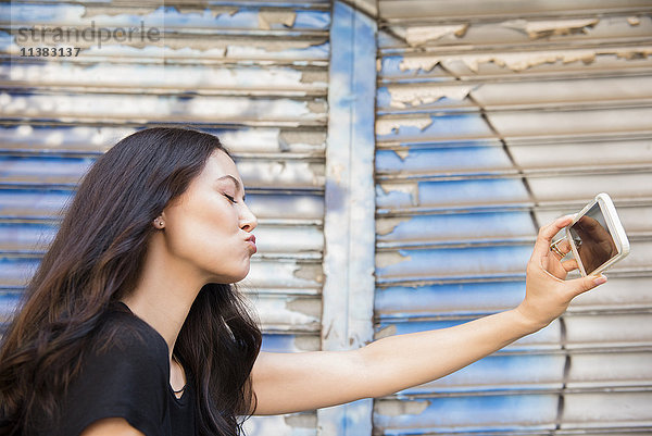 Thailändische Frau knutscht für Handy-Selfie