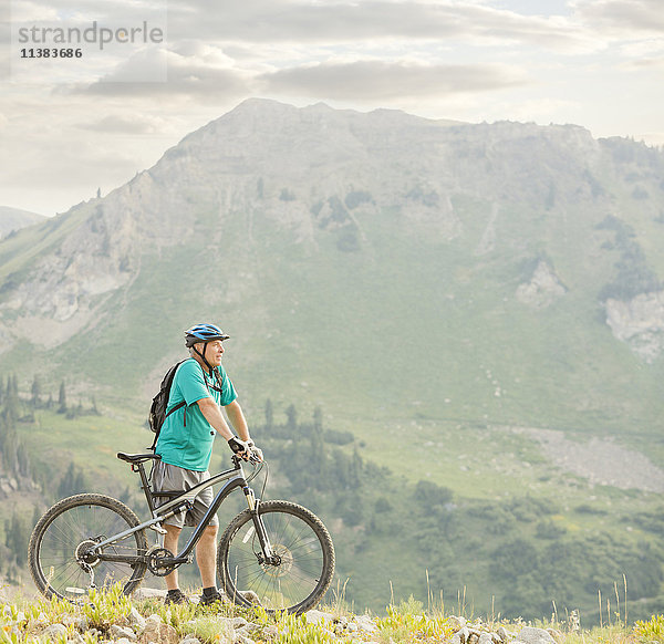 Kaukasischer Mann stehend mit Mountainbike