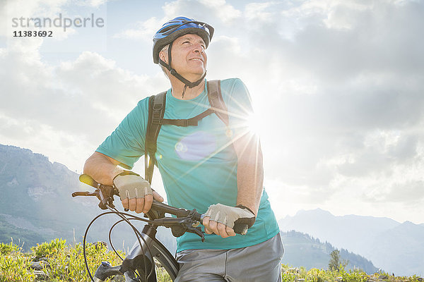 Kaukasischer Mann stehend mit Mountainbike