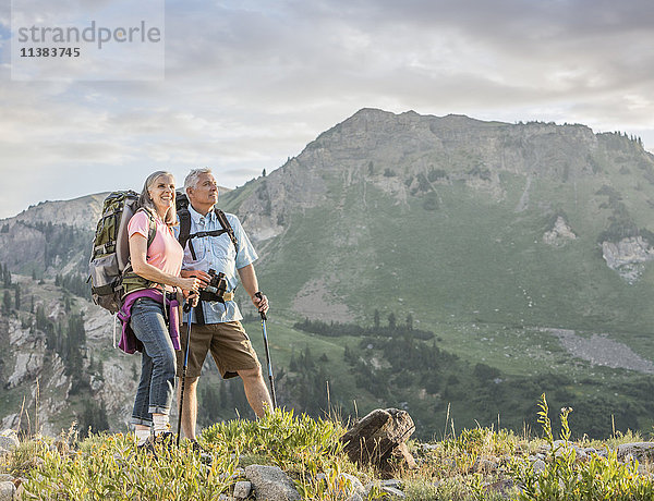 Kaukasisches Paar beim Wandern auf einem Berg
