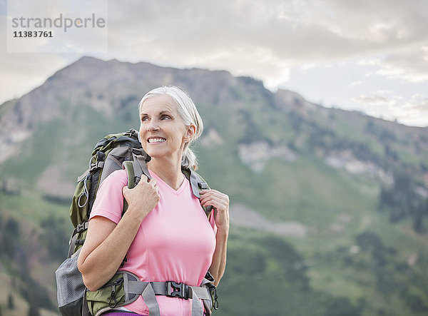 Kaukasische Frau beim Wandern auf einem Berg