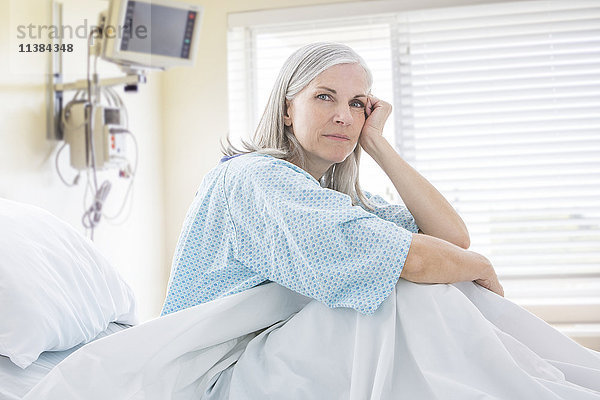 Porträt einer frustrierten kaukasischen Frau im Krankenhausbett
