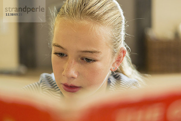Kaukasisches Mädchen liest Buch