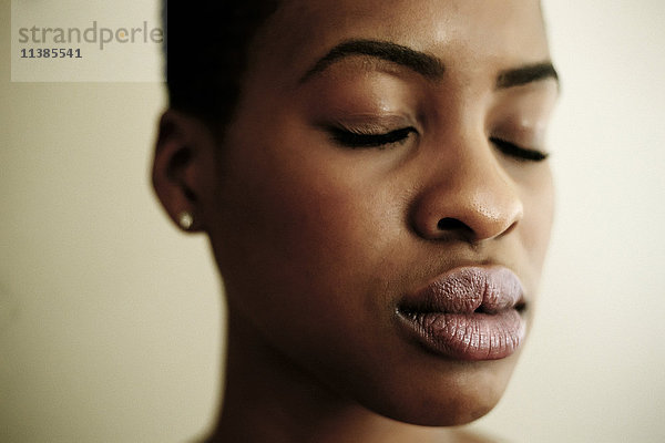 Porträt des Gesichts einer schwarzen Frau mit geschlossenen Augen