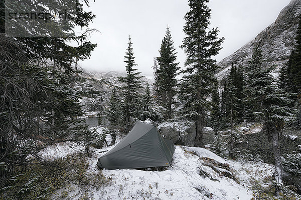 Campingzelt in verschneiter Landschaft