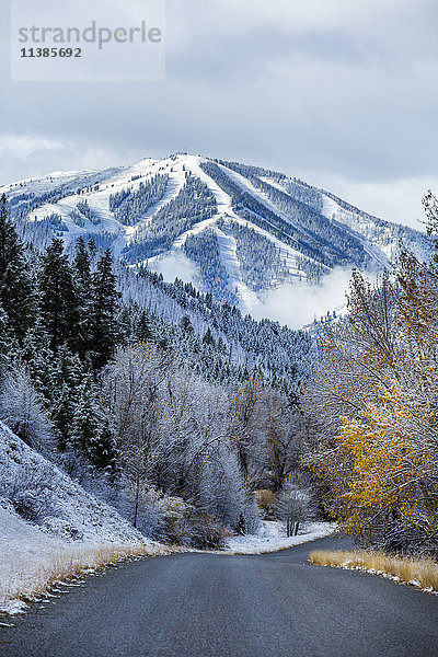 Straße zum verschneiten Berg