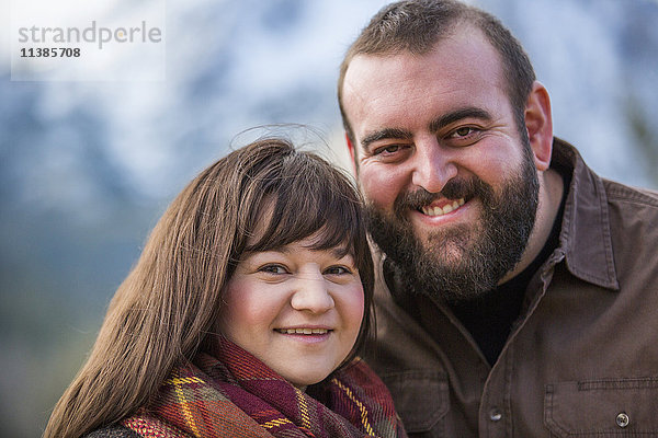 Porträt eines lächelnden kaukasischen Paares