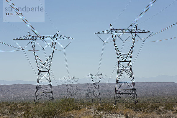 Elektrizitätsmasten in der Landschaft