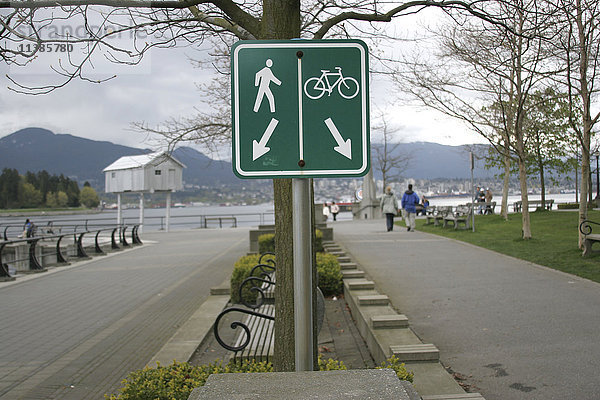 Hinweisschild für Fußgänger- und Fahrradwege am Wasser