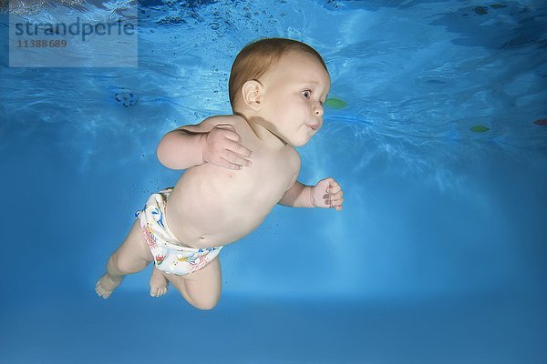 Baby  7 Monate  lernt unter Wasser im Pool schwimmen  Ukraine  Europa