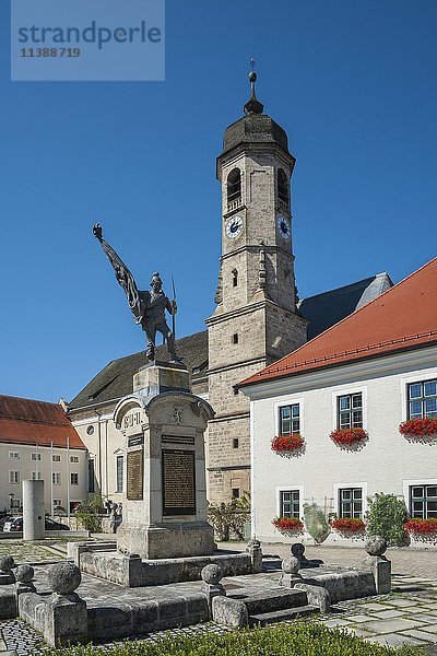 Abteikirche St. Peter und Paul mit Kriegerdenkmal  Weyarn  Oberbayern  Bayern  Deutschland  Europa