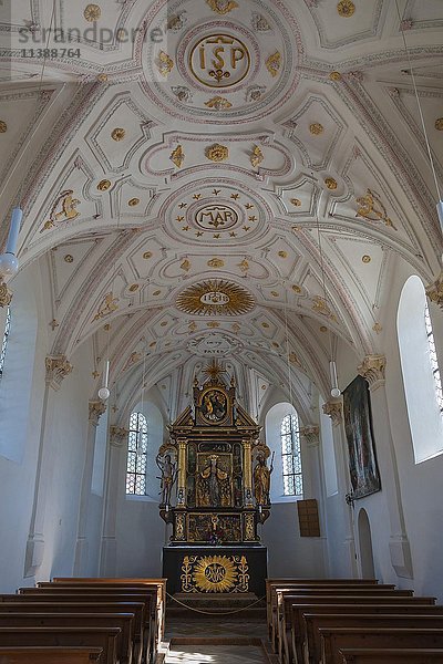 Innenraum mit Altar der Kapelle von Mariä Schutz in Fischbachau  Oberbayern  Bayern  Deutschland  Europa