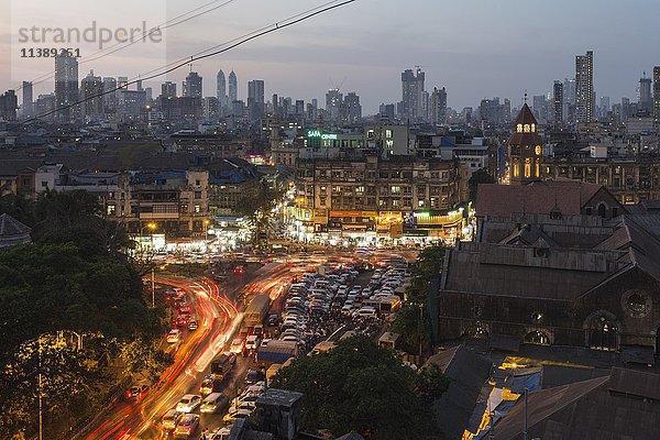 Abendlicher Berufsverkehr am Crawford-Markt  der jetzt Mahatma Jyotiba Phule-Markt heißt  Skyline  Mumbai  Maharashtra  Indien  Asien
