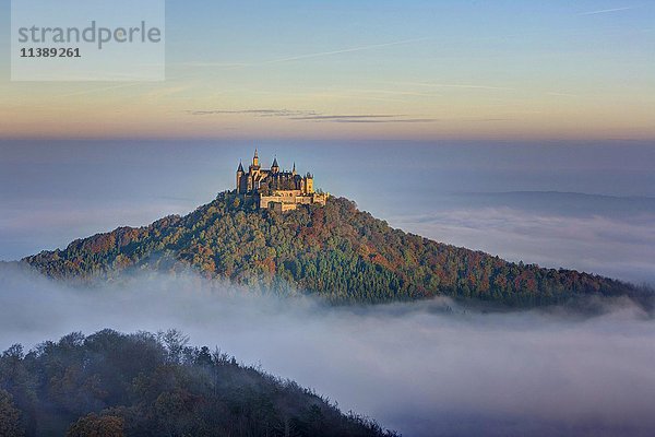 Blick vom Zeller Horn auf die Burg Hohenzollern über der Wolkendecke  Herbst  Albstadt  Baden-Württemberg  Deutschland  Europa