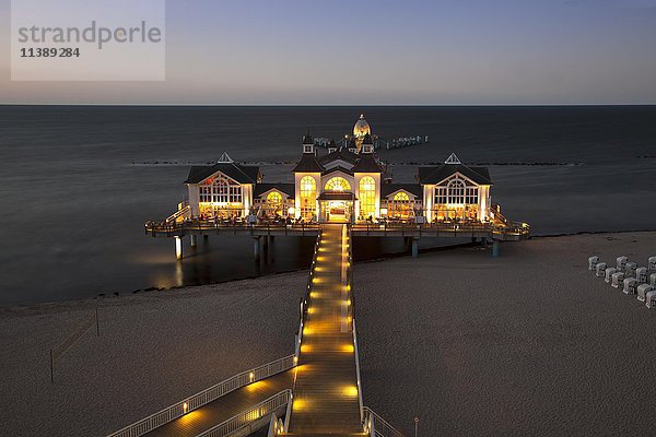 Neue Seebrücke  beleuchtet  Abenddämmerung  Ostseebad Sellin  Insel Rügen  Mecklenburg Vorpommern  Deutschland  Europa